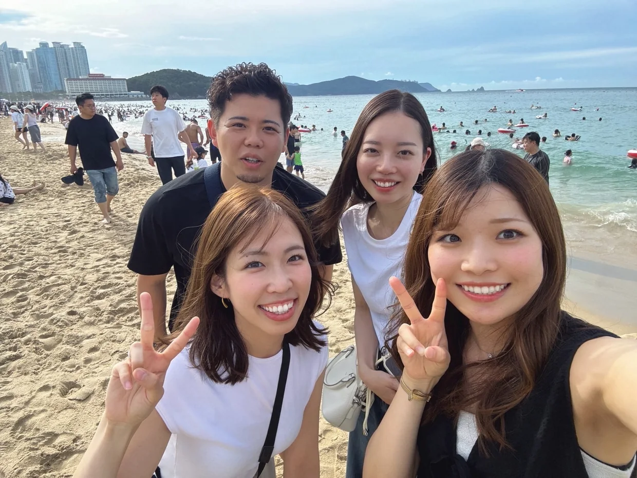 院内旅行で撮影した海辺の集合写真